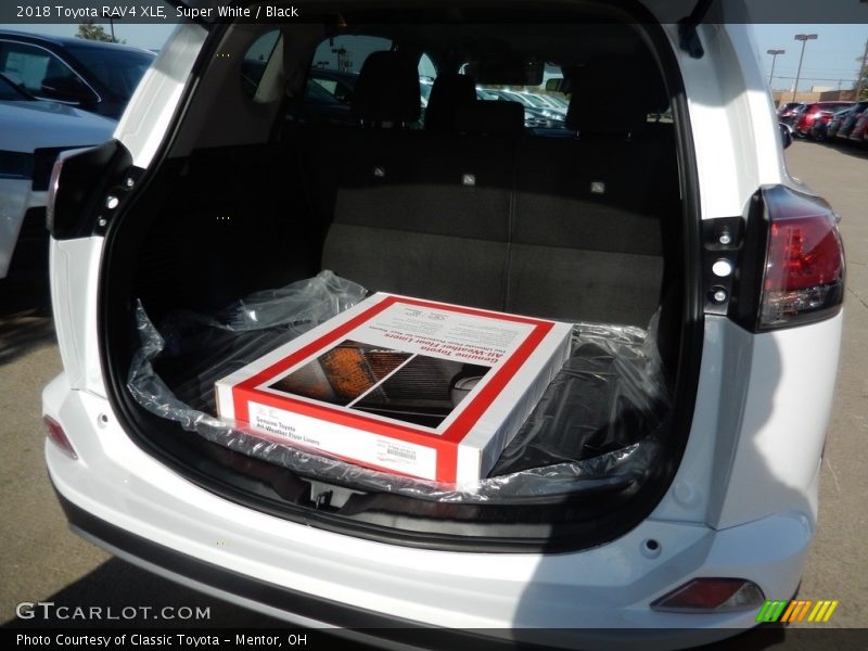 Super White / Black 2018 Toyota RAV4 XLE