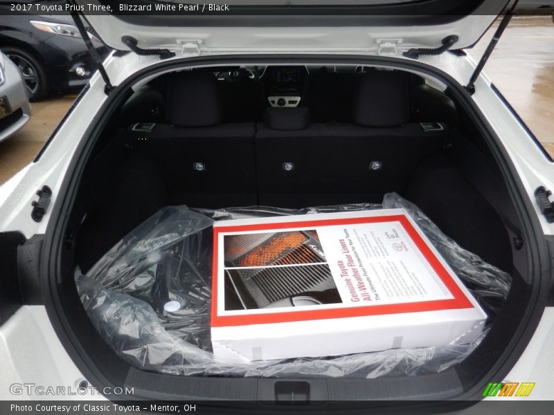 Blizzard White Pearl / Black 2017 Toyota Prius Three
