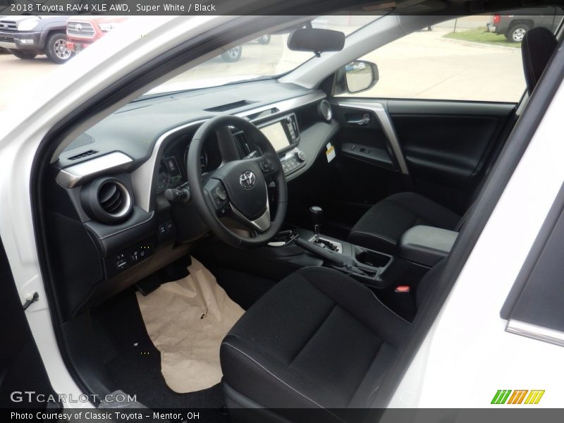 Super White / Black 2018 Toyota RAV4 XLE AWD