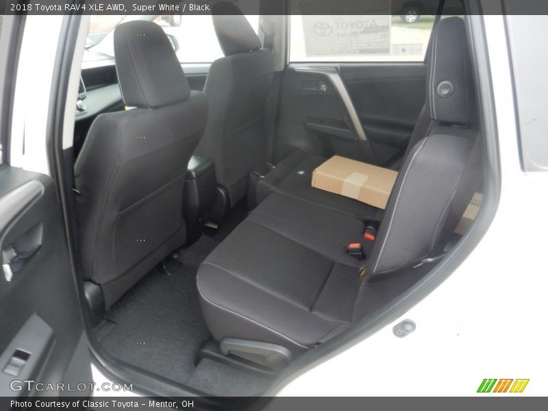 Super White / Black 2018 Toyota RAV4 XLE AWD