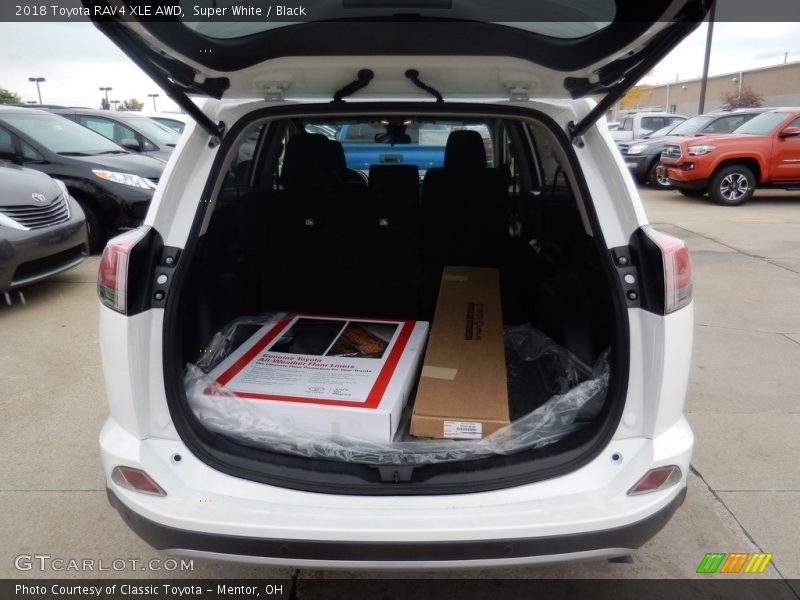 Super White / Black 2018 Toyota RAV4 XLE AWD