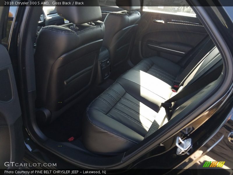 Gloss Black / Black 2018 Chrysler 300 S AWD