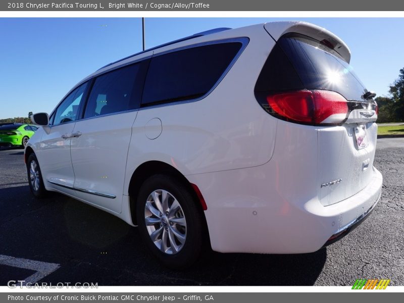 Bright White / Cognac/Alloy/Toffee 2018 Chrysler Pacifica Touring L