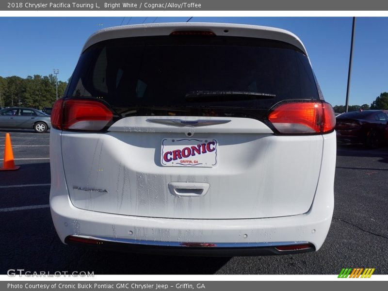 Bright White / Cognac/Alloy/Toffee 2018 Chrysler Pacifica Touring L