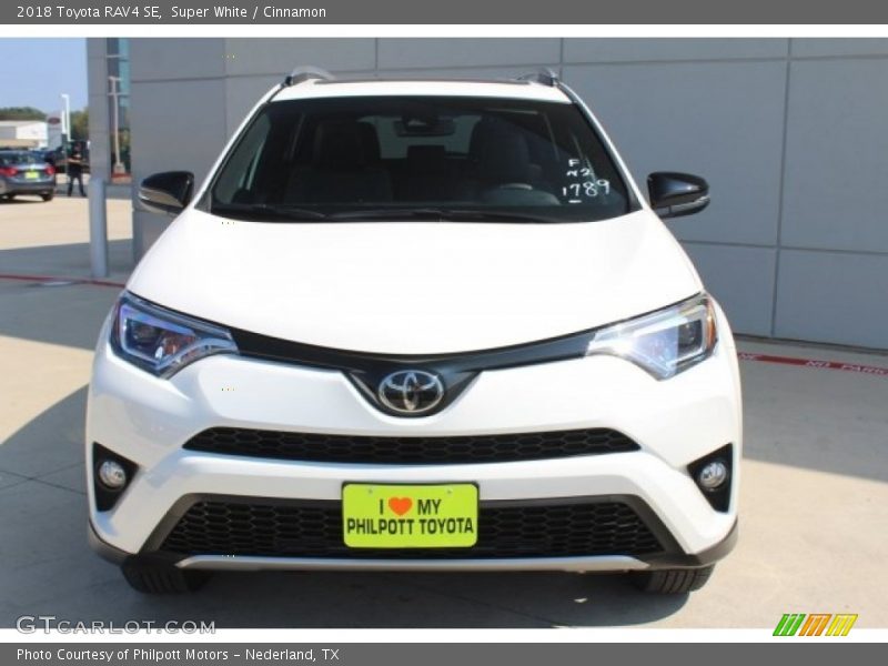 Super White / Cinnamon 2018 Toyota RAV4 SE