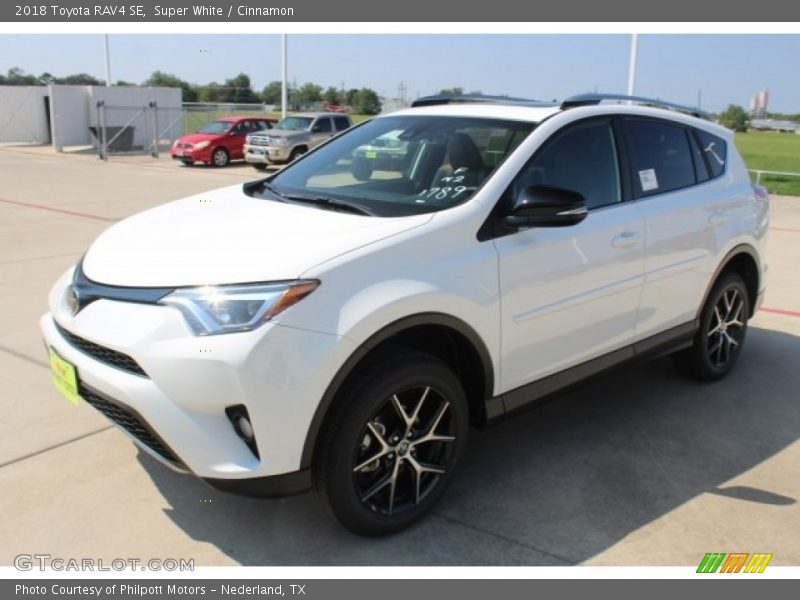 Super White / Cinnamon 2018 Toyota RAV4 SE