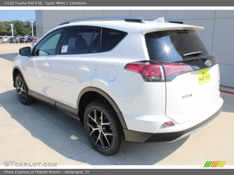 Super White / Cinnamon 2018 Toyota RAV4 SE