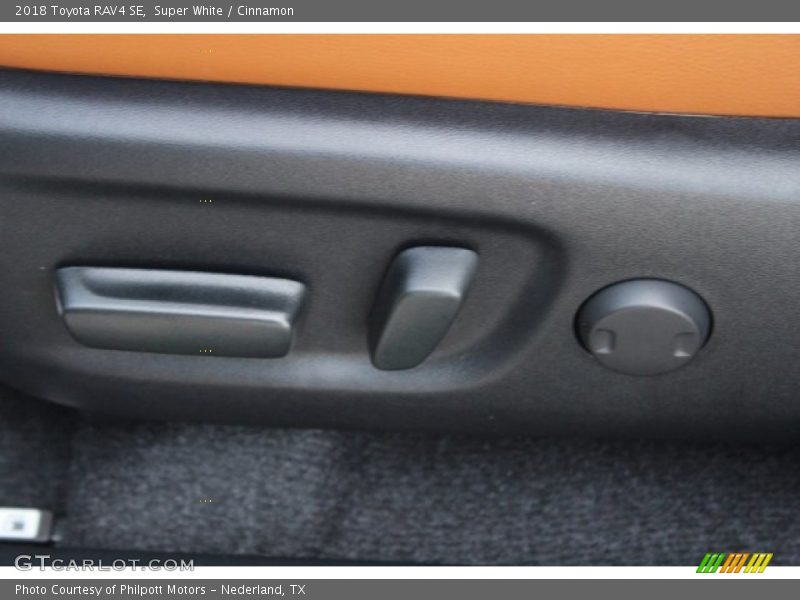 Super White / Cinnamon 2018 Toyota RAV4 SE