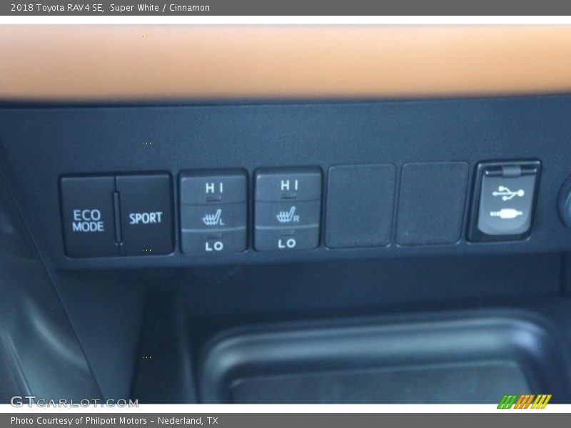Super White / Cinnamon 2018 Toyota RAV4 SE