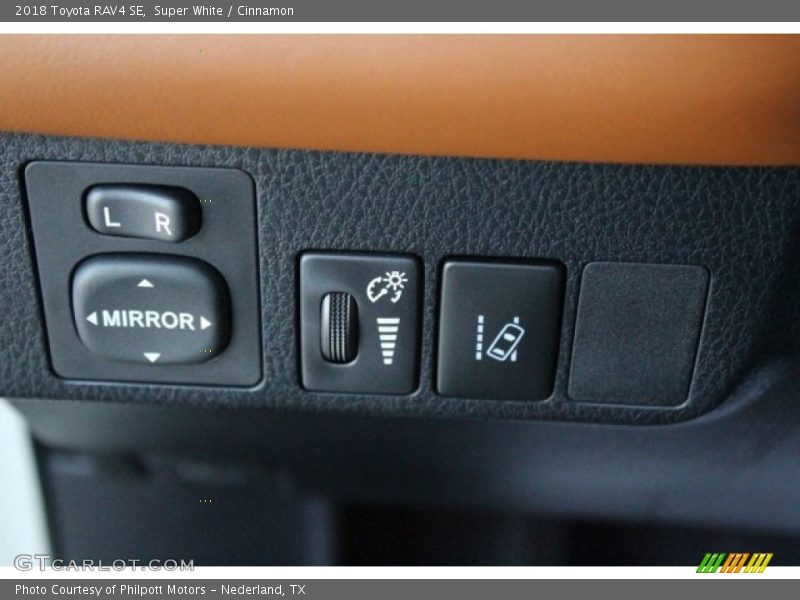 Super White / Cinnamon 2018 Toyota RAV4 SE