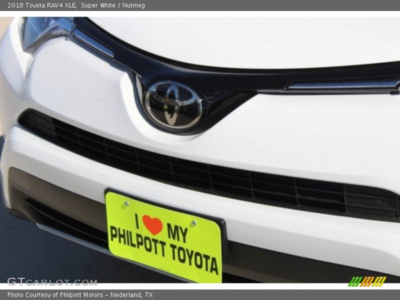 Super White / Nutmeg 2018 Toyota RAV4 XLE