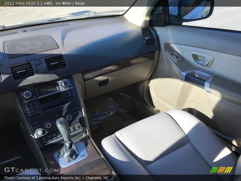 Ice White / Beige 2011 Volvo XC90 3.2 AWD