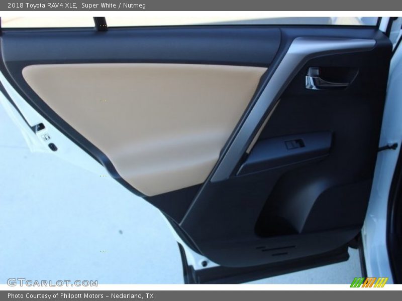 Super White / Nutmeg 2018 Toyota RAV4 XLE
