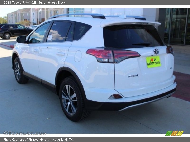 Super White / Black 2018 Toyota RAV4 XLE