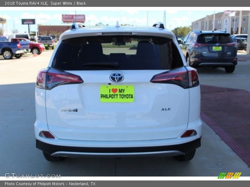 Super White / Black 2018 Toyota RAV4 XLE