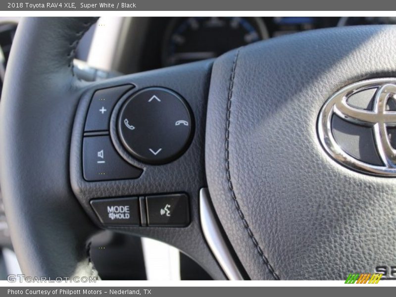 Super White / Black 2018 Toyota RAV4 XLE