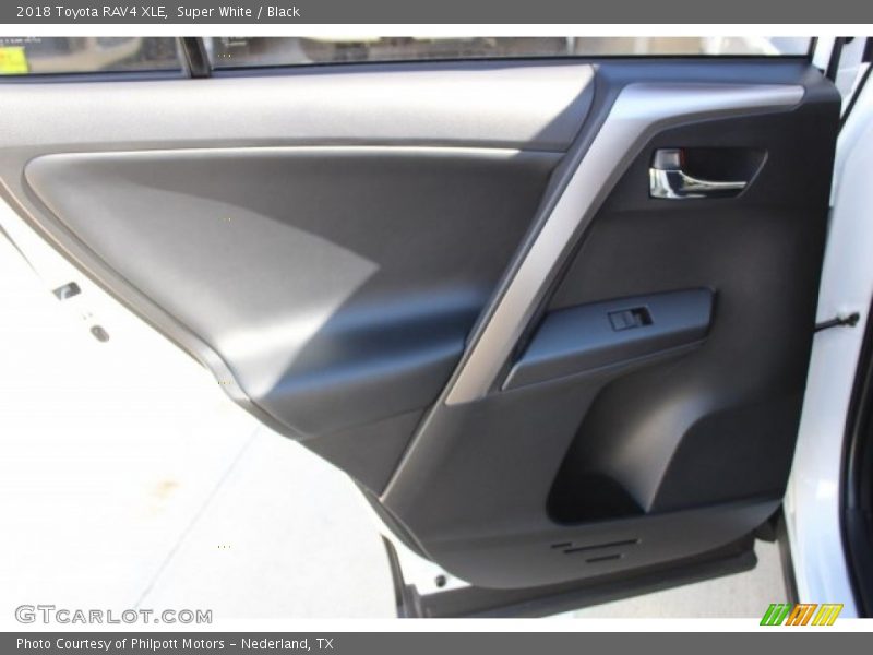 Super White / Black 2018 Toyota RAV4 XLE
