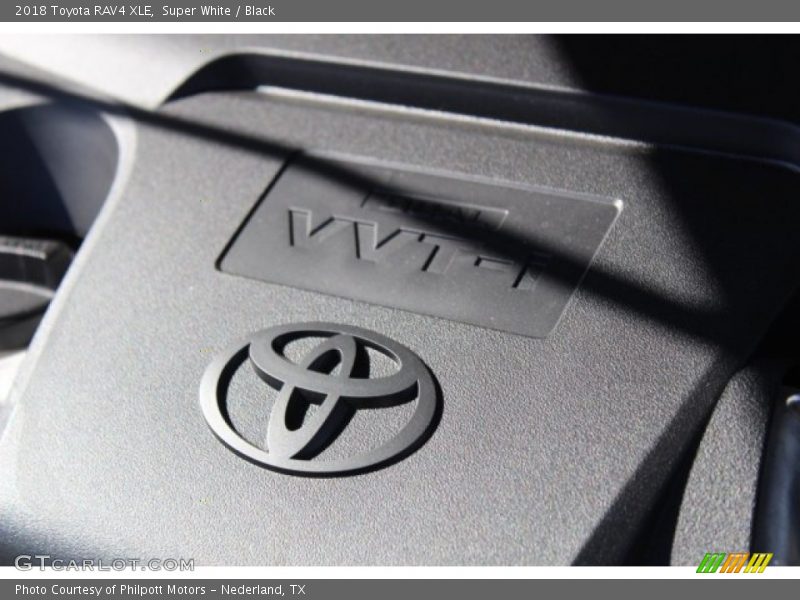 Super White / Black 2018 Toyota RAV4 XLE