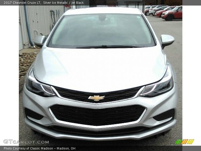 Silver Ice Metallic / Jet Black 2017 Chevrolet Cruze LT
