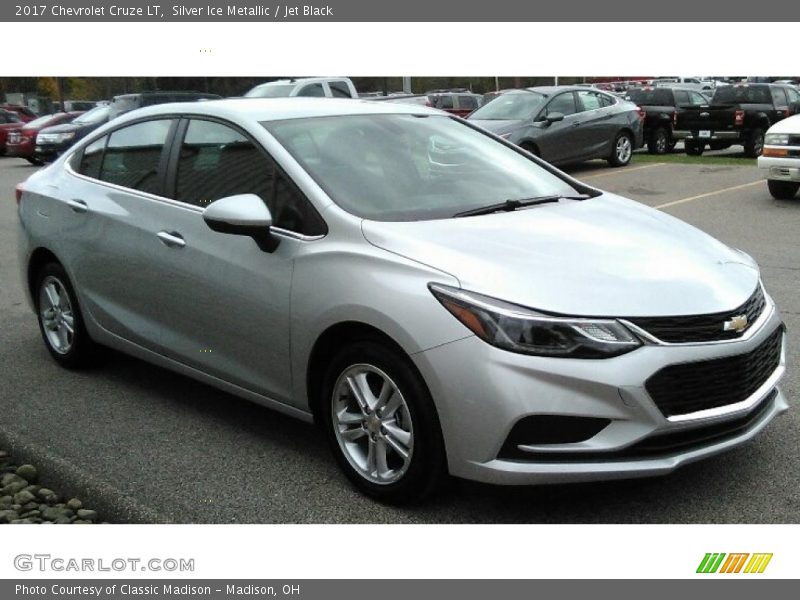 Silver Ice Metallic / Jet Black 2017 Chevrolet Cruze LT