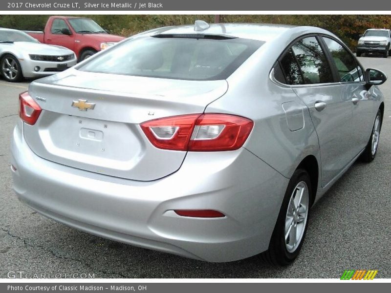 Silver Ice Metallic / Jet Black 2017 Chevrolet Cruze LT