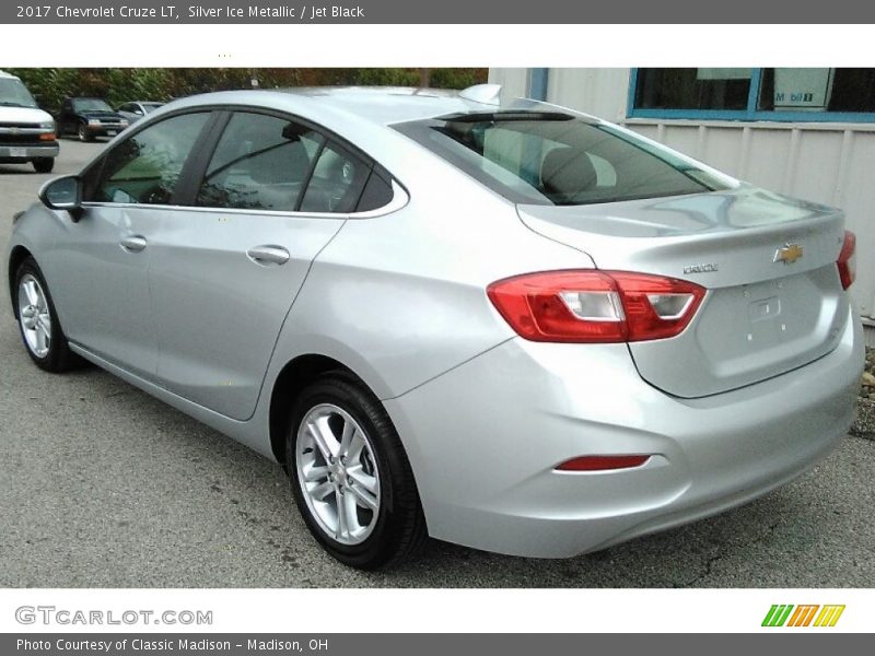 Silver Ice Metallic / Jet Black 2017 Chevrolet Cruze LT