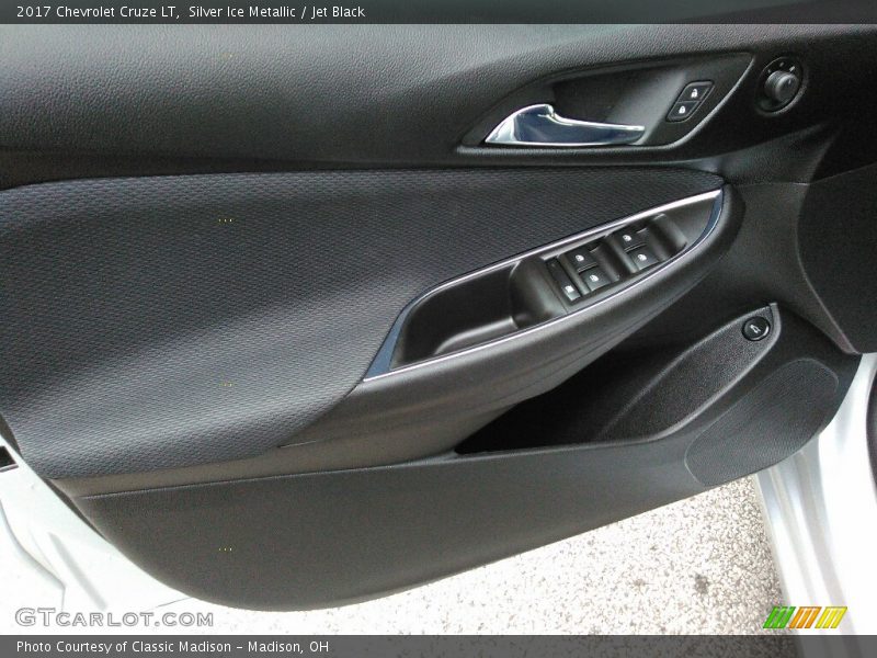 Silver Ice Metallic / Jet Black 2017 Chevrolet Cruze LT