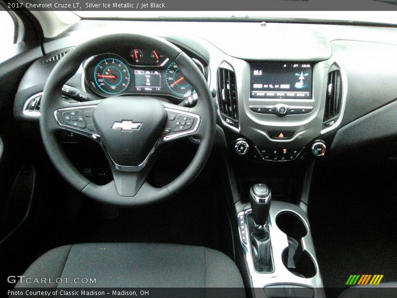 Silver Ice Metallic / Jet Black 2017 Chevrolet Cruze LT