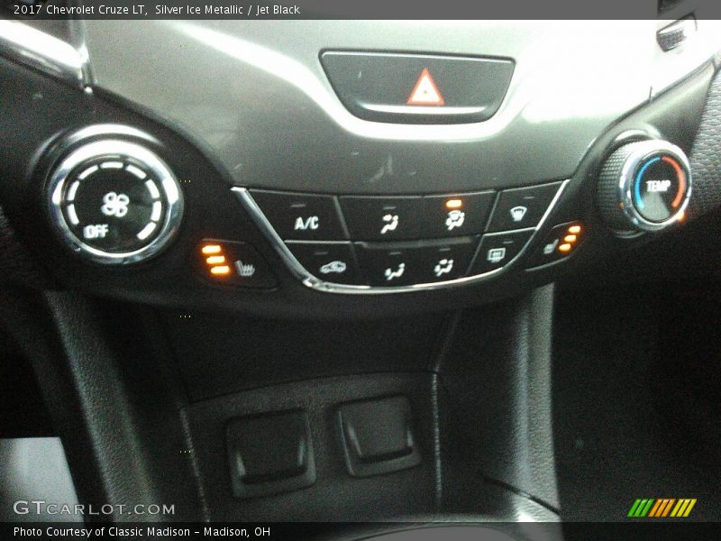 Silver Ice Metallic / Jet Black 2017 Chevrolet Cruze LT