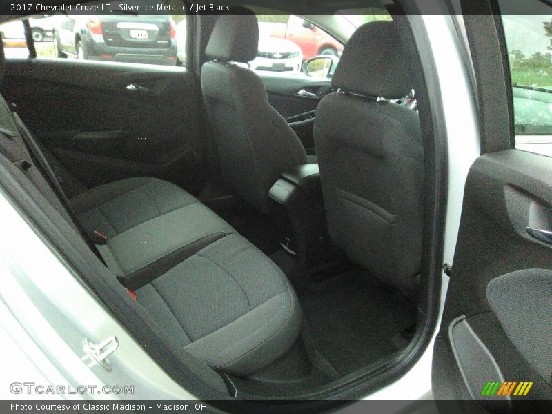Silver Ice Metallic / Jet Black 2017 Chevrolet Cruze LT