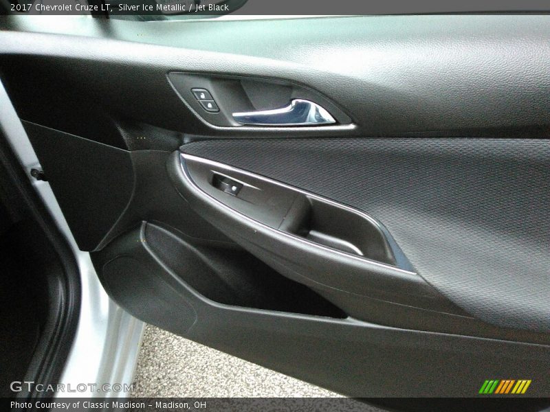 Silver Ice Metallic / Jet Black 2017 Chevrolet Cruze LT