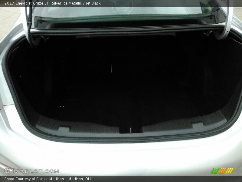 Silver Ice Metallic / Jet Black 2017 Chevrolet Cruze LT
