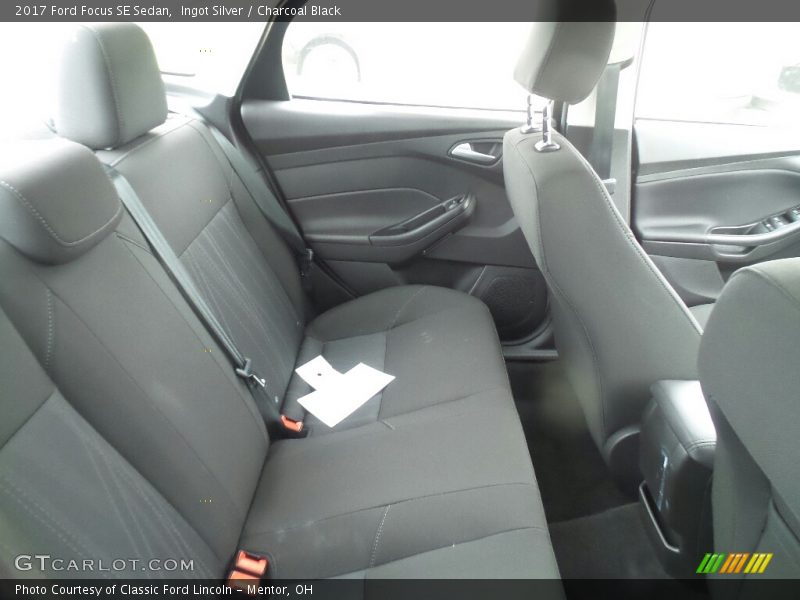 Ingot Silver / Charcoal Black 2017 Ford Focus SE Sedan