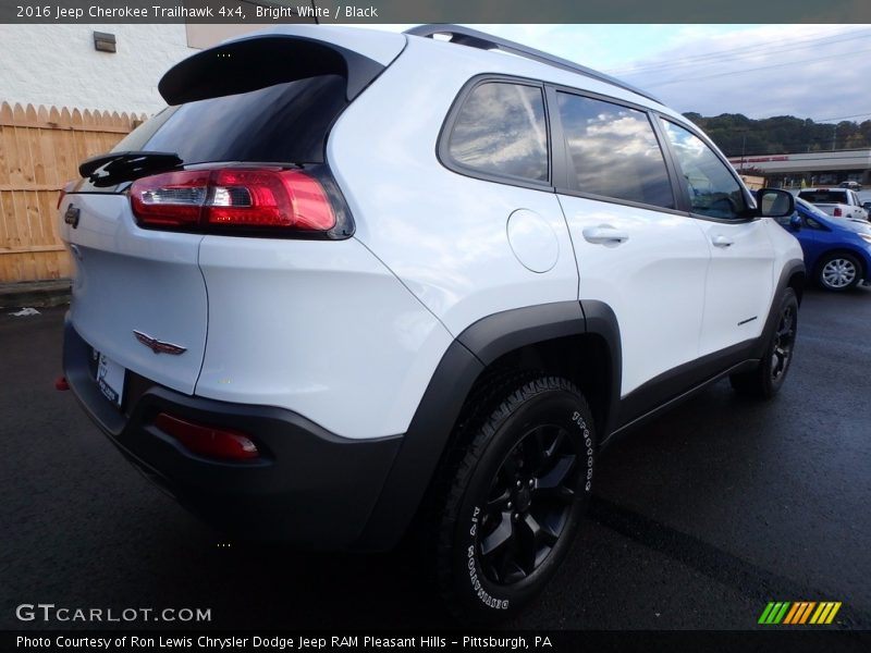 Bright White / Black 2016 Jeep Cherokee Trailhawk 4x4