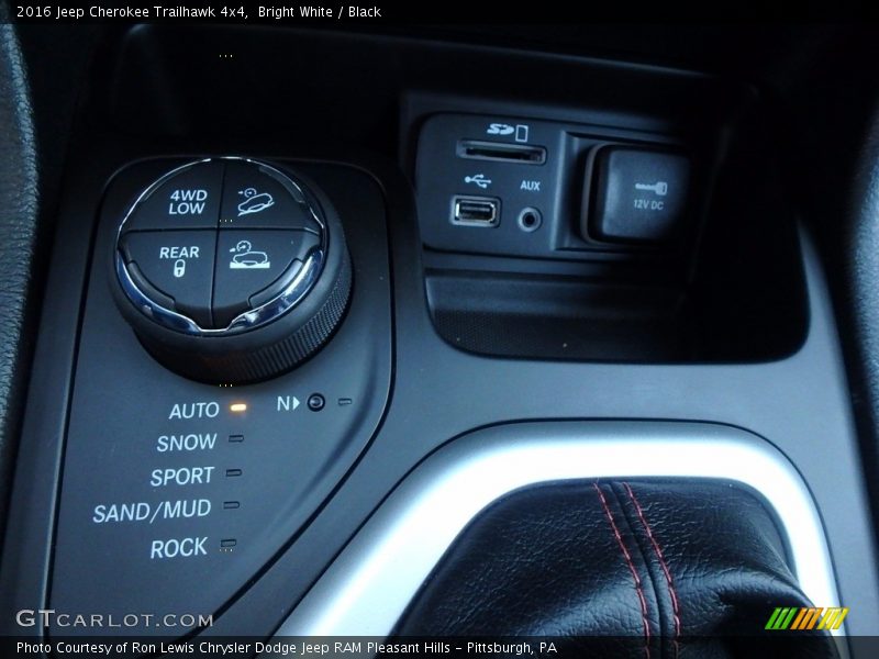 Bright White / Black 2016 Jeep Cherokee Trailhawk 4x4