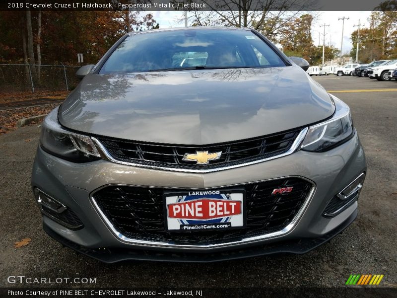 Pepperdust Metallic / Jet Black 2018 Chevrolet Cruze LT Hatchback