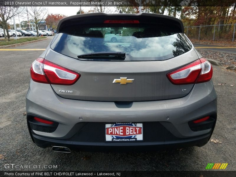 Pepperdust Metallic / Jet Black 2018 Chevrolet Cruze LT Hatchback