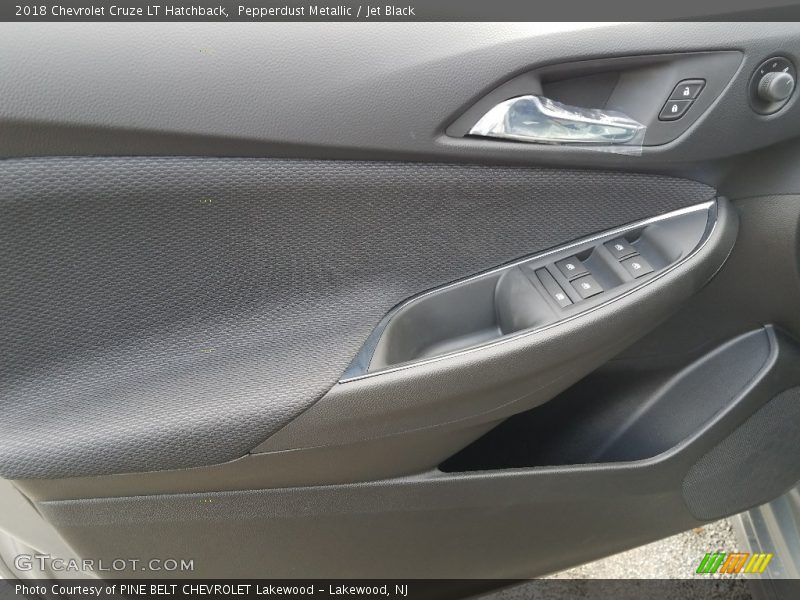 Pepperdust Metallic / Jet Black 2018 Chevrolet Cruze LT Hatchback