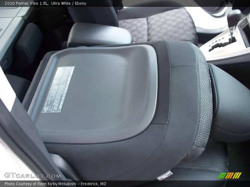 Ultra White / Ebony 2010 Pontiac Vibe 1.8L