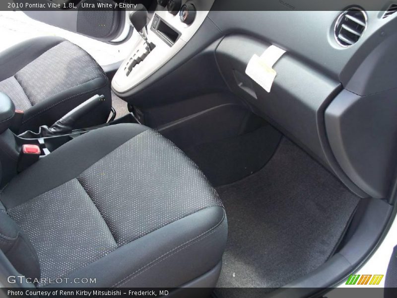 Ultra White / Ebony 2010 Pontiac Vibe 1.8L