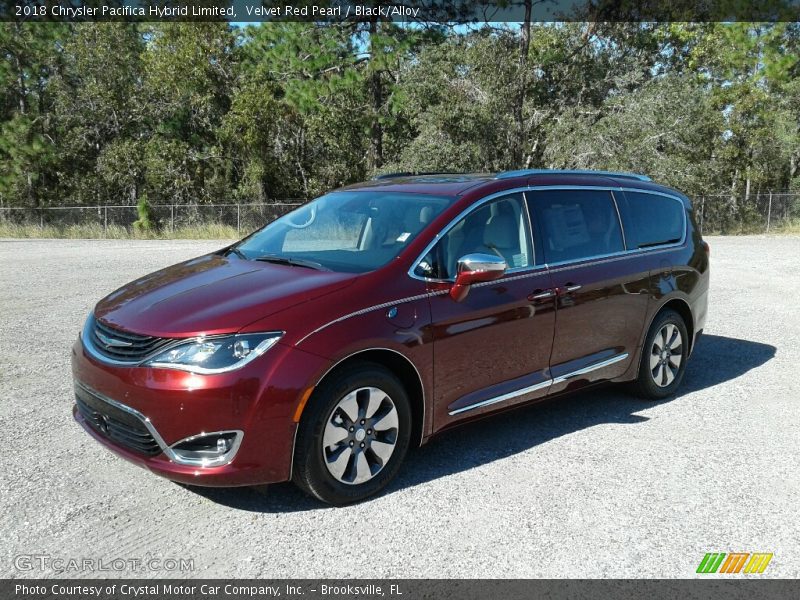 Front 3/4 View of 2018 Pacifica Hybrid Limited