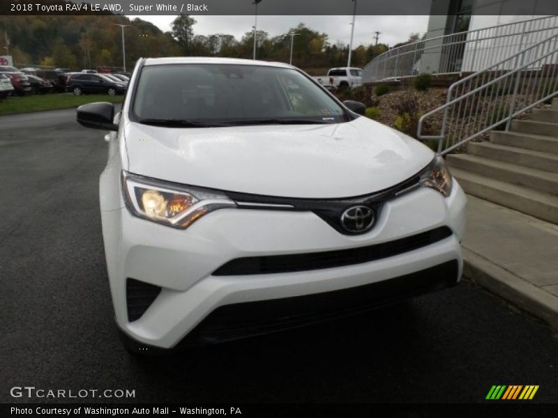 Super White / Black 2018 Toyota RAV4 LE AWD