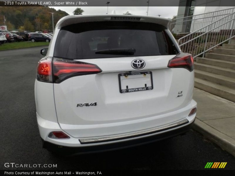 Super White / Black 2018 Toyota RAV4 LE AWD