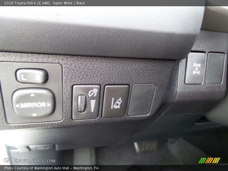Super White / Black 2018 Toyota RAV4 LE AWD