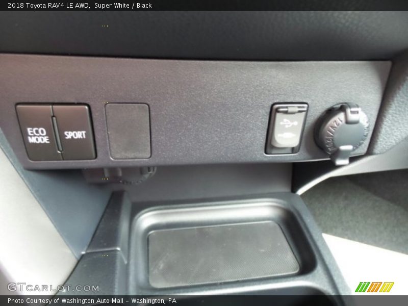 Super White / Black 2018 Toyota RAV4 LE AWD