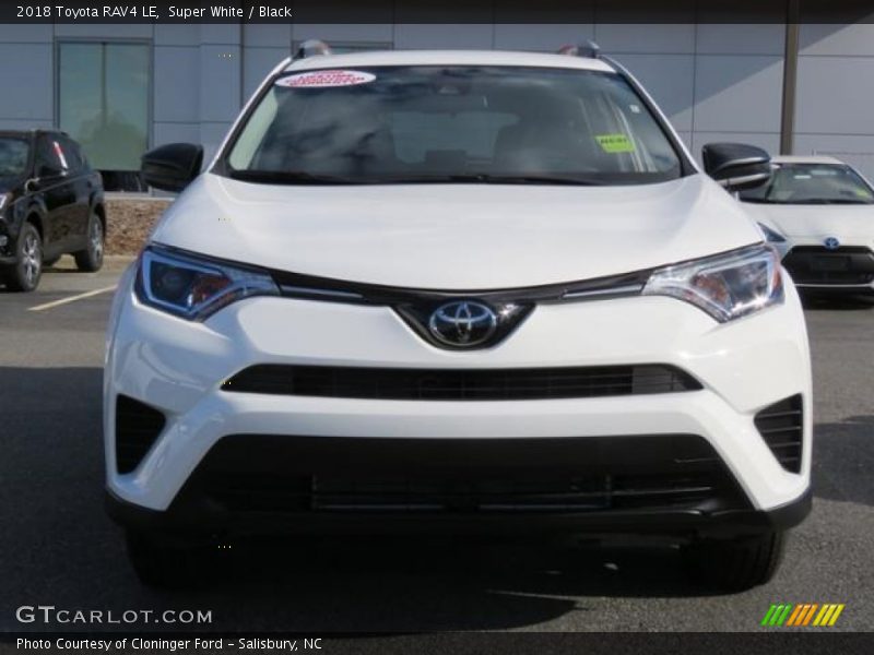 Super White / Black 2018 Toyota RAV4 LE