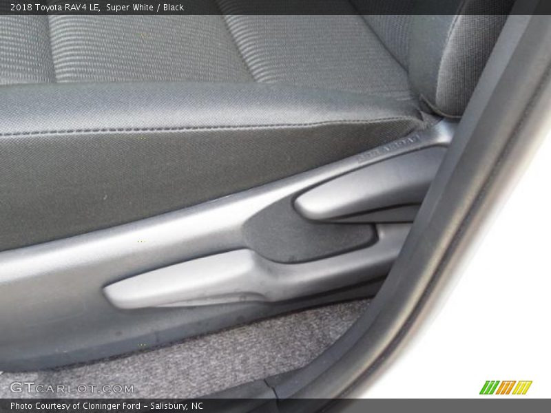 Super White / Black 2018 Toyota RAV4 LE