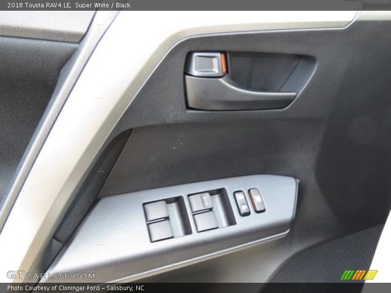 Super White / Black 2018 Toyota RAV4 LE