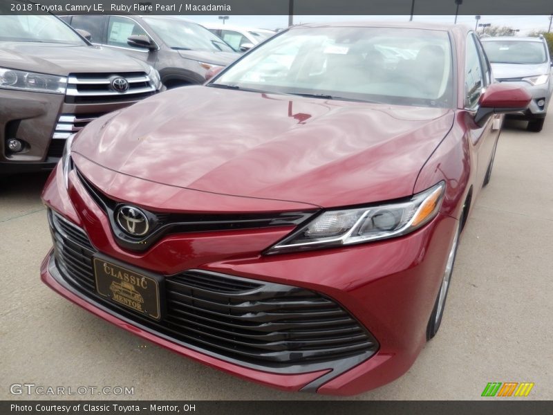 Ruby Flare Pearl / Macadamia 2018 Toyota Camry LE