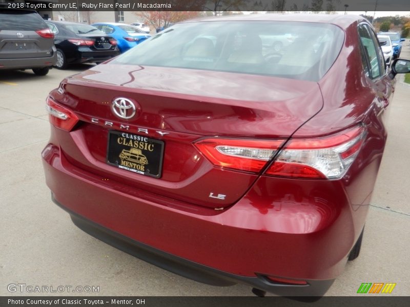 Ruby Flare Pearl / Macadamia 2018 Toyota Camry LE